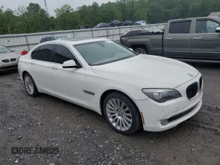 2012 BMW 7 Series 750i z VIN WBAKA8C51CCY37495, wystawiony jako Copart lot #56914295 z przebiegiem 126 697 mil mil oraz Tytuł czysty. Historia ofert i sprzedaży dostępna na DreamBid. Obrazek 4.