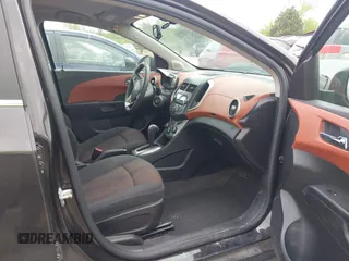 2015 Chevrolet Sonic LT z VIN 1G1JC5SH5F4158047, wystawiony jako IAAI lot #42387058 z przebiegiem 106 997 mil mil oraz . Historia ofert i sprzedaży dostępna na DreamBid. Obrazek 5.