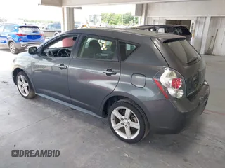 2009 Pontiac Vibe 1SB z VIN 5Y2SP67079Z429304, wystawiony jako IAAI lot #42415694 z przebiegiem 219 056 mil mil oraz . Historia ofert i sprzedaży dostępna na DreamBid. Obrazek 3.