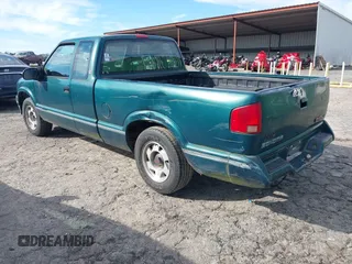 1997 GMC Sonoma SLS with VIN 1GTCS19X4V8528209, listed as a IAAI auction lot 41576867 with 217,993 mi miles. Bid and sale history available at carsss.com. Image 3.