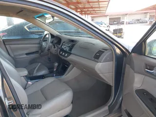 2006 Toyota Camry LE z VIN 4T1BF32K86U635925, wystawiony jako IAAI lot #42267547 z przebiegiem 162 593 mil mil oraz . Historia ofert i sprzedaży dostępna na DreamBid. Obrazek 5.