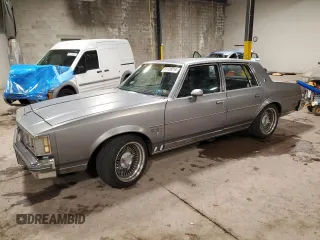 1986 Oldsmobile Cutlass z VIN 2G3GM69Y0G2328073, wystawiony jako Copart lot #81728014 z przebiegiem 5912 mil mil oraz Szkody całkowita. Historia ofert i sprzedaży dostępna na DreamBid. Obrazek 1.