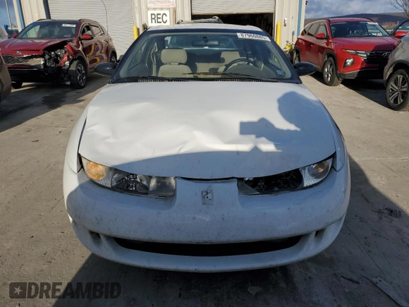 1999 Saturn SC z VIN 1G8ZR1275XZ375833, wystawiony jako Copart lot #87960885 z przebiegiem 97 697 mil mil oraz Szkody całkowita. Historia ofert i sprzedaży dostępna na DreamBid. Obrazek 5.