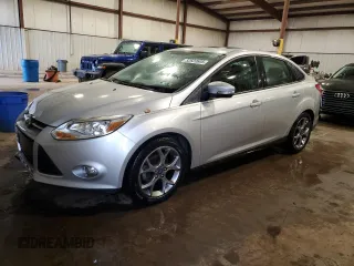 2013 Ford Focus SE z VIN 1FADP3F23DL135717, wystawiony jako Copart lot #52620605 z przebiegiem 133 569 mil mil oraz Szkody całkowita. Historia ofert i sprzedaży dostępna na DreamBid. Obrazek 1.