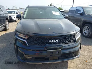 2023 Kia Sorento EX z VIN 5XYRH4LF7PG238231, wystawiony jako IAAI lot #42137368 z przebiegiem 21 447 mil mil oraz . Historia ofert i sprzedaży dostępna na DreamBid. Obrazek 6.