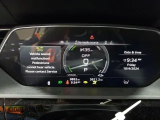 2024 Audi Q8 e-tron Premium Plus z VIN WA15AAGE9RB025792, wystawiony jako Copart lot #74004454 z przebiegiem 9 852 mil mil oraz Szkoda całkowita • Salvage title. Historia ofert i sprzedaży dostępna na DreamBid. Obrazek 9.