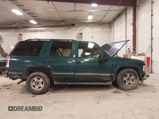1998 Chevrolet Tahoe z VIN 1GNEK13R7WJ379752, wystawiony jako IAAI lot #42026616 z przebiegiem 270 881 mil mil oraz . Historia ofert i sprzedaży dostępna na DreamBid. Obrazek 13.