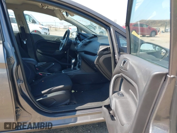 2014 Ford Fiesta SE z VIN 3FADP4BJ6EM117845, wystawiony jako IAAI lot #42431152 z przebiegiem 97 742 mil mil oraz . Historia ofert i sprzedaży dostępna na DreamBid. Obrazek 5.