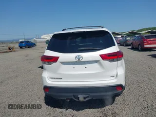 2018 Toyota Highlander LE с VIN 5TDBZRFH4JS907963, выставлен на аукционе IAAI как лот 42160263 с пробегом 42 074 миль миль и . История ставок и продаж доступна на DreamBid. Изображение 17.