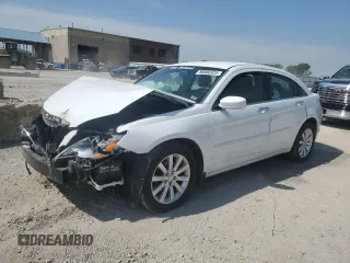 2013 Chrysler 200 Touring z VIN 1C3CCBBG2DN731987, wystawiony jako Copart lot #56866325 z przebiegiem Nie podano mil oraz Czysty tytuł • Clean title. Historia ofert i sprzedaży dostępna na DreamBid. Obrazek 1.