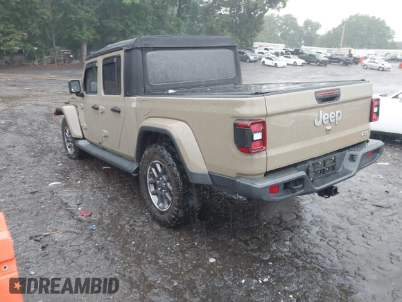 2020 Jeep Gladiator Overland z VIN 1C6HJTFG0LL160699, wystawiony jako IAAI lot #42326325 z przebiegiem 65 639 mil mil oraz . Historia ofert i sprzedaży dostępna na DreamBid. Obrazek 3.