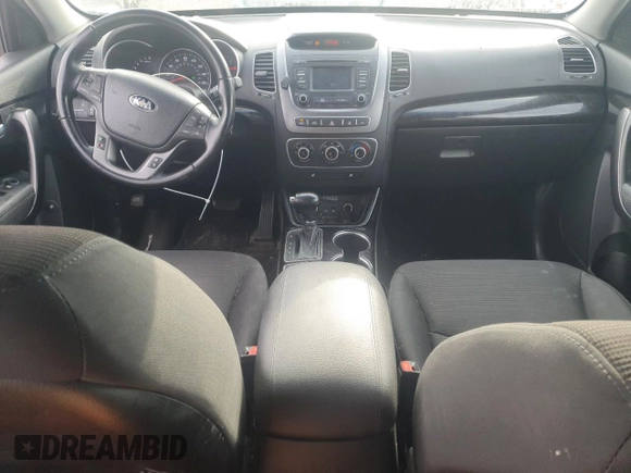 2014 Kia Sorento LX z VIN 5XYKTDA64EG519872, wystawiony jako Copart lot #51453065 z przebiegiem 145 868 mil mil oraz Czysty tytuł • Clean title. Historia ofert i sprzedaży dostępna na DreamBid. Obrazek 8.