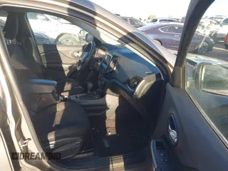 2019 Jeep Cherokee Latitude with VIN 1C4PJMCX7KD127657, listed as a IAAI auction lot 41756436 with 117,483 mi miles. Bid and sale history available at carsss.com. Image 5.