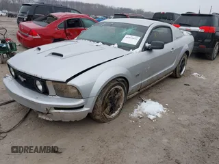 2005 Ford Mustang GT Deluxe z VIN 1ZVHT82H755103659, wystawiony jako IAAI lot #41553019 z przebiegiem 112 531 mil mil oraz . Historia ofert i sprzedaży dostępna na DreamBid. Obrazek 18.