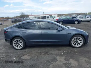 2022 Tesla Model 3 Long Range z VIN 5YJ3E1EB2NF203477, wystawiony jako IAAI lot #42037932 z przebiegiem 56 509 mil mil oraz . Historia ofert i sprzedaży dostępna na DreamBid. Obrazek 13.
