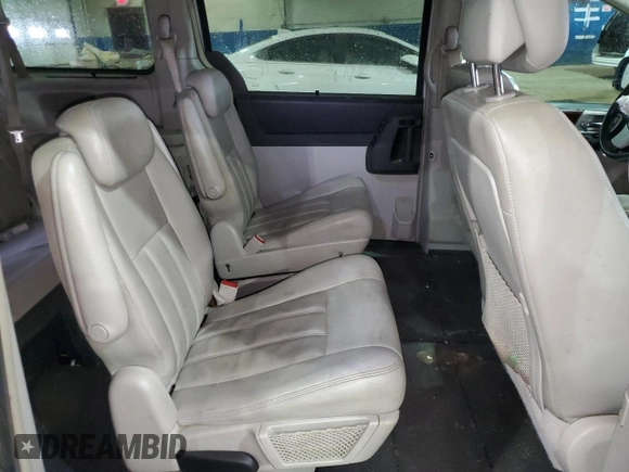2010 Chrysler Town & Country Touring Plus z VIN 2A4RR8DX8AR414616, wystawiony jako Copart lot #52289845 z przebiegiem 211 759 mil mil oraz Czysty tytuł • Clean title. Historia ofert i sprzedaży dostępna na DreamBid. Obrazek 11.