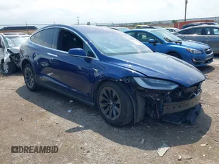 2018 Tesla Model X 75D with VIN 5YJXCAE21JF132628, listed as a IAAI auction lot 42081282 with 35,360 mi miles and . Bid and sale history available at carsss.com. Image 1.
