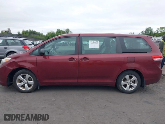 2014 Toyota Sienna L z VIN 5TDZK3DC2ES505680, wystawiony jako IAAI lot #42307763 z przebiegiem 170 628 mil mil oraz . Historia ofert i sprzedaży dostępna na DreamBid. Obrazek 14.