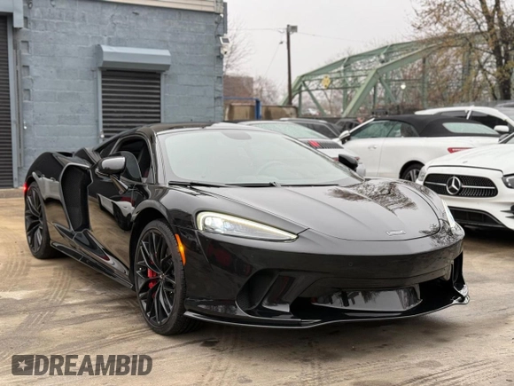 2023 McLaren GT z VIN SBM22GCA3PW002548, wystawiony jako Copart lot #52157855 z przebiegiem 779 mil mil oraz Szkody całkowita. Historia ofert i sprzedaży dostępna na DreamBid. Obrazek 1.