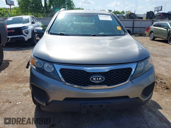 2013 Kia Sorento LX z VIN 5XYKTDA24DG349430, wystawiony jako IAAI lot #42549811 z przebiegiem 204 664 mil mil oraz . Historia ofert i sprzedaży dostępna na DreamBid. Obrazek 13.