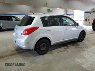 2011 Nissan Versa SL z VIN 3N1BC1CP6BL401026, wystawiony jako Copart lot #56546655 z przebiegiem 165 242 mil mil oraz Szkody całkowita. Historia ofert i sprzedaży dostępna na DreamBid. Obrazek 3.