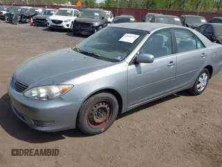 2006 Toyota Camry STD z VIN JTDBE32K063060782, wystawiony jako IAAI lot #42105775 z przebiegiem 304 961 mil mil oraz . Historia ofert i sprzedaży dostępna na DreamBid. Obrazek 18.