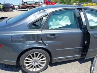 2010 Volvo S40 z VIN YV1390MS2A2489564, wystawiony jako IAAI lot #42225612 z przebiegiem 146 491 mil mil oraz . Historia ofert i sprzedaży dostępna na DreamBid. Obrazek 14.