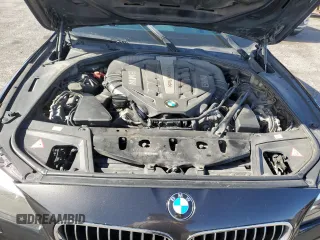 2014 BMW 5 Series 550i z VIN WBAKN9C54ED680942, wystawiony jako Copart lot #58371645 z przebiegiem 172 261 mil mil oraz Czysty tytuł • Clean title. Historia ofert i sprzedaży dostępna na DreamBid. Obrazek 11.