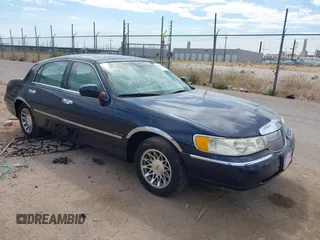 2001 Lincoln Town Car Signature z VIN 1LNHM82W71Y629504, wystawiony jako IAAI lot #41860794 z przebiegiem 294 821 mil mil oraz . Historia ofert i sprzedaży dostępna na DreamBid. Obrazek 1.