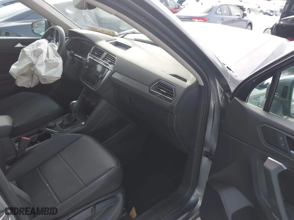2020 Volkswagen Tiguan SE with VIN 3VV2B7AXXLM093989, listed as a IAAI auction lot 41599430 with 28,801 mi miles. Bid and sale history available at carsss.com. Image 5.