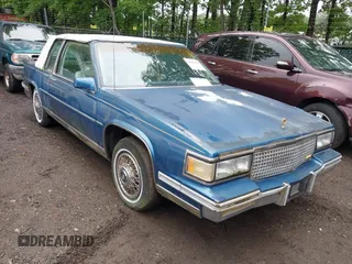 1988 Cadillac DeVille z VIN 1G6CD1158J4265540, wystawiony jako IAAI lot #42512965 z przebiegiem 50 895 mil mil oraz . Historia ofert i sprzedaży dostępna na DreamBid. Obrazek 1.