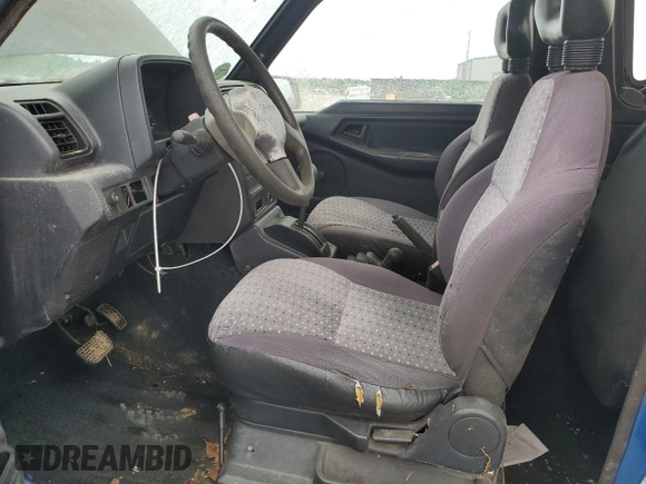 1993 Geo Tracker z VIN 2CNBJ18UXP6921660, wystawiony jako Copart lot #58027275 z przebiegiem 64 349 mil mil oraz Tytuł czysty. Historia ofert i sprzedaży dostępna na DreamBid. Obrazek 7.