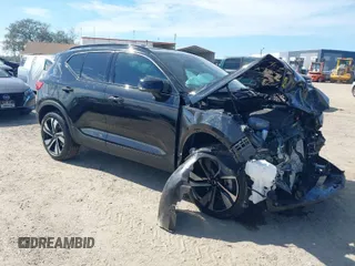 2025 Volvo XC40 Ultimate Dark Theme z VIN YV4L12UM1S2518271, wystawiony jako IAAI lot #41688129 z przebiegiem 553 mil mil oraz . Historia ofert i sprzedaży dostępna na DreamBid. Obrazek 1.