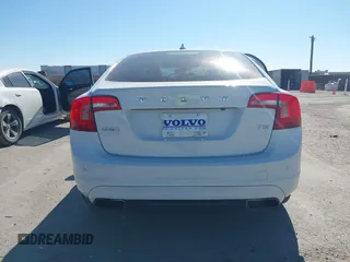 2015 Volvo S60 T5 Drive-E Premier z VIN YV140MFKXF1351769, wystawiony jako IAAI lot #41392860 z przebiegiem 56 920 mil mil oraz . Historia ofert i sprzedaży dostępna na DreamBid. Obrazek 16.