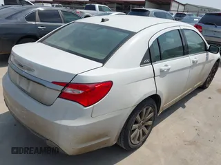 2013 Chrysler 200 Touring z VIN 1C3CCBBG5DN559857, wystawiony jako IAAI lot #42278244 z przebiegiem 260 646 mil mil oraz . Historia ofert i sprzedaży dostępna na DreamBid. Obrazek 4.