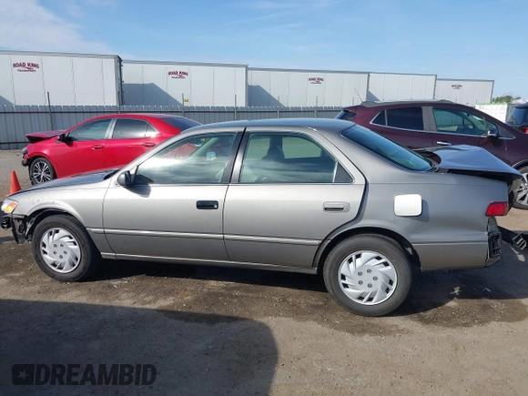 1997 Toyota Camry LE z VIN 4T1BF22K1VU025776, wystawiony jako IAAI lot #42270137 z przebiegiem 168 299 mil mil oraz . Historia ofert i sprzedaży dostępna na DreamBid. Obrazek 15.