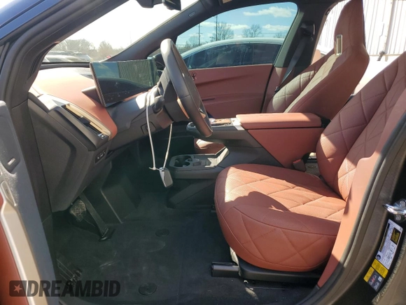 2023 BMW iX xDrive50 z VIN WB523CF04PCL57730, wystawiony jako Copart lot #44370183 z przebiegiem 5 038 mil mil oraz . Historia ofert i sprzedaży dostępna na DreamBid. Obrazek 7.
