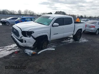 2019 Toyota Tacoma SR z VIN 3TMCZ5AN9KM284092, wystawiony jako IAAI lot #41774851 z przebiegiem 100 031 mil mil oraz . Historia ofert i sprzedaży dostępna na DreamBid. Obrazek 2.