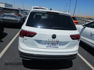 2024 Volkswagen Tiguan SE z VIN 3VV3B7AX3RM105123, wystawiony jako IAAI lot #42796460 z przebiegiem 36 543 mil mil oraz . Historia ofert i sprzedaży dostępna na DreamBid. Obrazek 51.