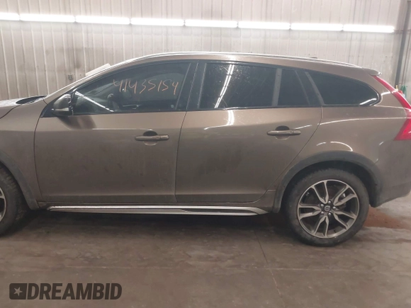 2015 Volvo V60 Cross Country T5 with VIN YV4612HK8F1001602, listed as a IAAI auction lot 41435154 with 143,575 mi miles. Bid and sale history available at carsss.com. Image 15.