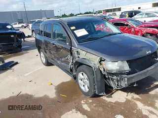 2016 Jeep Compass Latitude z VIN 1C4NJCEA2GD665636, wystawiony jako IAAI lot #42054222 z przebiegiem 155 071 mil mil oraz . Historia ofert i sprzedaży dostępna na DreamBid. Obrazek 1.