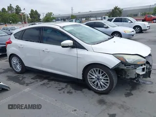 2014 Ford Focus Titanium z VIN 1FADP3N24EL186050, wystawiony jako IAAI lot #42481684 z przebiegiem 187 687 mil mil oraz . Historia ofert i sprzedaży dostępna na DreamBid. Obrazek 1.