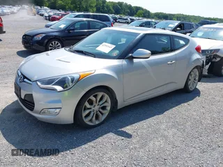 2015 Hyundai Veloster z VIN KMHTC6AD5FU240263, wystawiony jako IAAI lot #42392143 z przebiegiem 131 581 mil mil oraz . Historia ofert i sprzedaży dostępna na DreamBid. Obrazek 2.