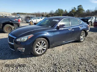 2015 Infiniti Q70 z VIN JN1BY1AP9FM540874, wystawiony jako Copart lot #45957975 z przebiegiem 160 888 mil mil oraz Szkoda całkowita • Salvage title. Historia ofert i sprzedaży dostępna na DreamBid. Obrazek 1.