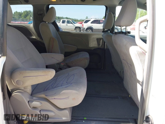 2016 Toyota Sienna L z VIN 5TDZK3DC7GS735427, wystawiony jako IAAI lot #42333624 z przebiegiem 82 599 mil mil oraz . Historia ofert i sprzedaży dostępna na DreamBid. Obrazek 8.