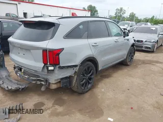 2023 Kia Sorento SX z VIN 5XYRKDLF0PG227203, wystawiony jako IAAI lot #42269412 z przebiegiem 22 641 mil mil oraz . Historia ofert i sprzedaży dostępna na DreamBid. Obrazek 4.