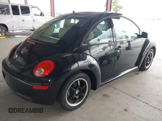 2007 Volkswagen New Beetle Coupe with VIN 3VWEG31CX7M508542, listed as a IAAI auction lot 41991023 with 70,106 mi miles. Bid and sale history available at carsss.com. Image 4.