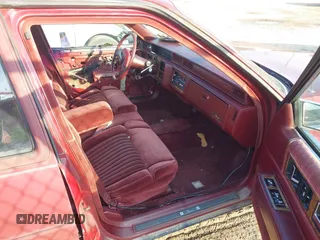 1985 Cadillac Fleetwood z VIN 1G6CB6980F4391206, wystawiony jako IAAI lot #40858339 z przebiegiem 80 251 mil mil oraz . Historia ofert i sprzedaży dostępna na DreamBid. Obrazek 5.