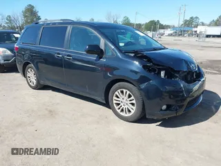 2017 Toyota Sienna XLE Auto Access Seat with VIN 5TDYZ3DC0HS833692, listed as a IAAI auction lot 41810308 with 112,806 mi miles. Bid and sale history available at carsss.com. Image 1.