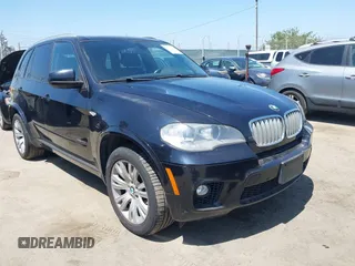 2013 BMW X5 xDrive50i z VIN 5UXZV8C5XD0C15908, wystawiony jako IAAI lot #42536233 z przebiegiem 190 627 mil mil oraz . Historia ofert i sprzedaży dostępna na DreamBid. Obrazek 1.
